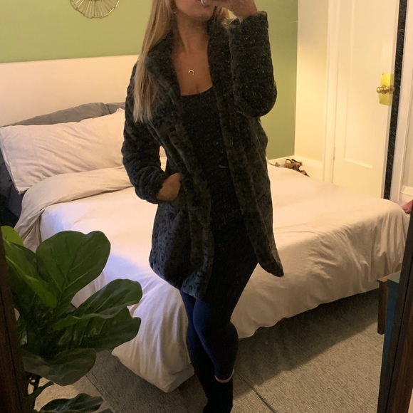 🐆 Plush leopard print coat - Picture 1 of 10